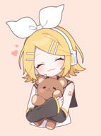 1 1girl 3 black_sailor_collar black_sleeves blonde_hair bow closed_eyes closed_mouth detached_sleeves dot_nose facing_viewer gelbooru_12191023 general hair_bow hair_ornament hairband hairclip headphones heart hugging_object kagamine_rin meroharome number_tattoo parallel_hairclips pixiv_112940740 pixiv_132076472 sailor_collar shirt short_hair simple_background sleeveless sleeveless_shirt smile solo stuffed_animal stuffed_toy tattoo teddy_bear upper_body user_muyr3534 vocaloid white_bow white_hairband white_shirt めろは クマさんと一緒♪ ボカロ 鏡音リン // 3188x4282 // 3.8MB